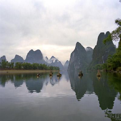 壮观！贵州思南300米“巨龙”游江庆元旦